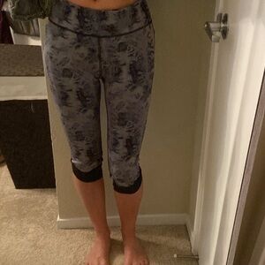 Under armour women’s size Small athletic sports pants capri cropped grey legging